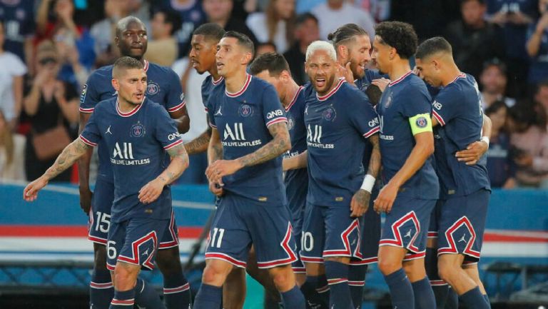 Jugadores del París Saint-Germain festejando gol ante Metz