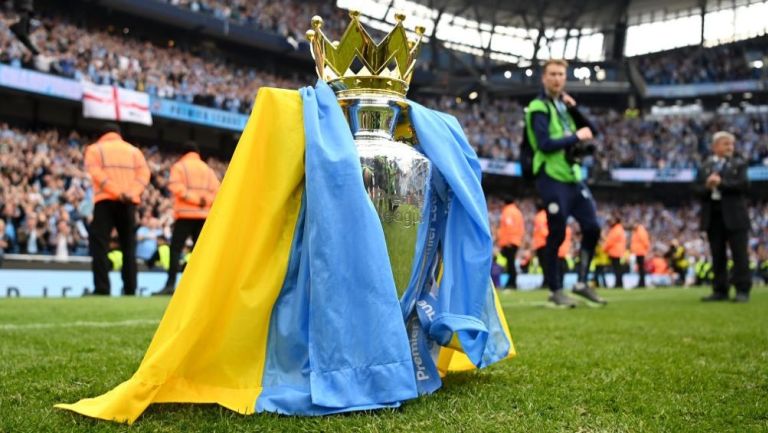 Zinchenko colocó bandera de Ucrania en el trofeo de la Premier League