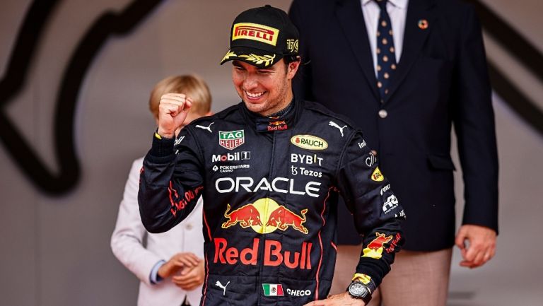 Checo Pérez celebrando su triunfo en el GP de Mónaco