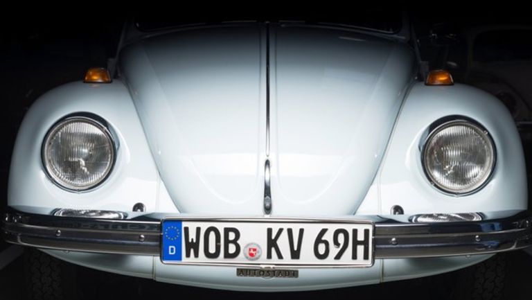 Parte frontal del Volkswagen blanco 