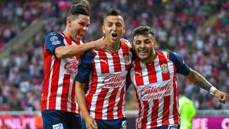 Jugadores de Chivas en festejo de gol