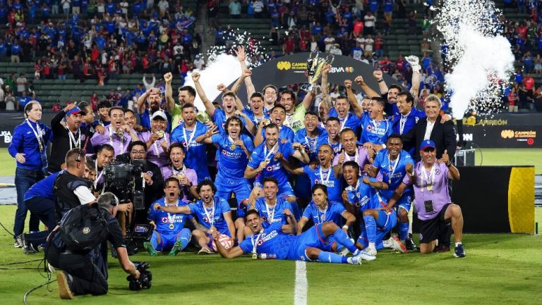 Cruz Azul celebrando el título de la Supercopa de la Liga MX