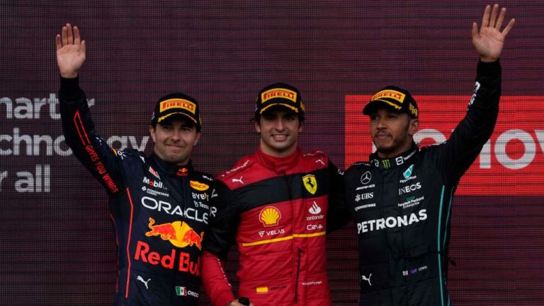 Carlos Sainz celebra con Lewis Hamilton y Sergio Pérez