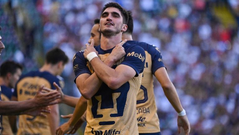 Gustavo del Prete celebrando su primer gol con Pumas