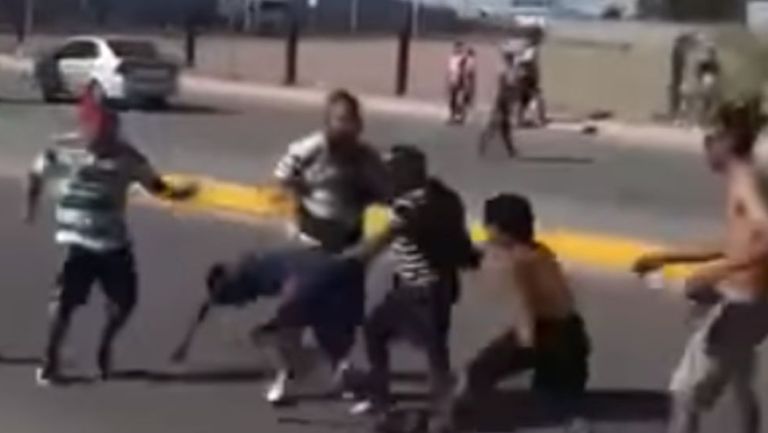 Aficionados de Santos agrediendo a uno de Chivas