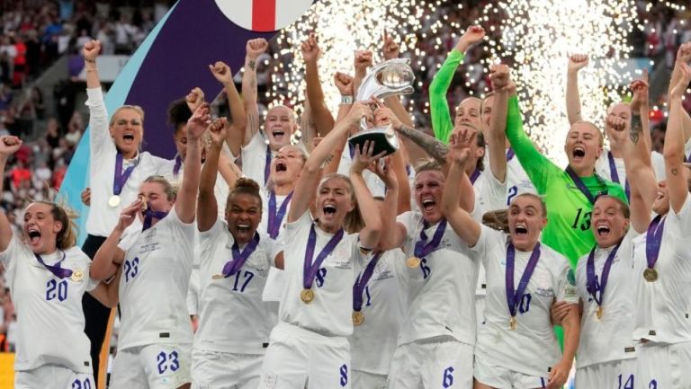 Jugadoras de Inglaterra levantando el título de la Eurocopa Femenil