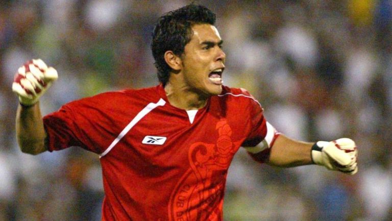 Oswaldo Sánchez festejando un gol con Chivas