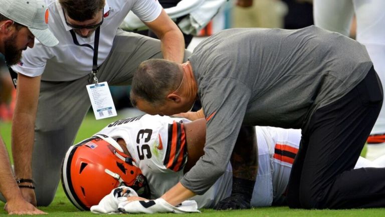Personal de Browns de Cleveland revisan a Nick Harris tras lesionarse