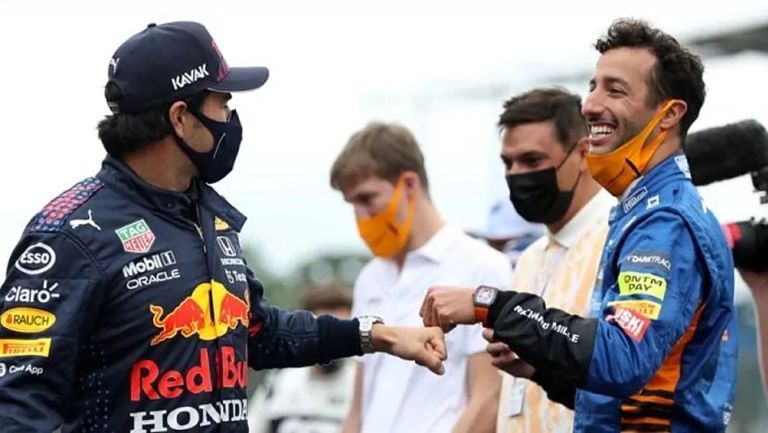 Checo Pérez y Daniel Ricciardo se saludan
