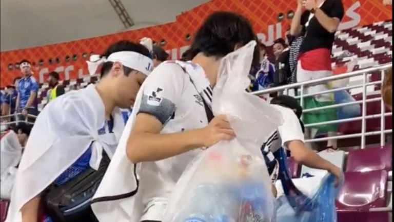 Los nipones limpiando el Estadio luego de la victoria ante Alemania