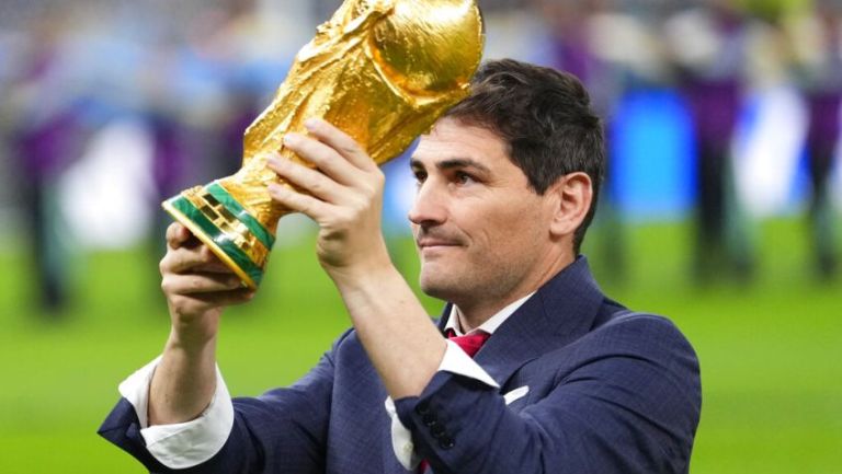 Iker Casillas llevó la Copa del Mundo en el Estadio Lusail