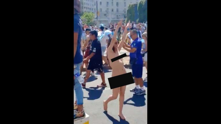 Mujer desnuda celebrando el título de Argentina