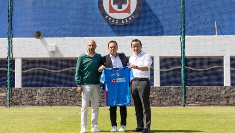 Mikel Arriola visitó a Cruz Azul en La Noria para tratar tema del Fan ID