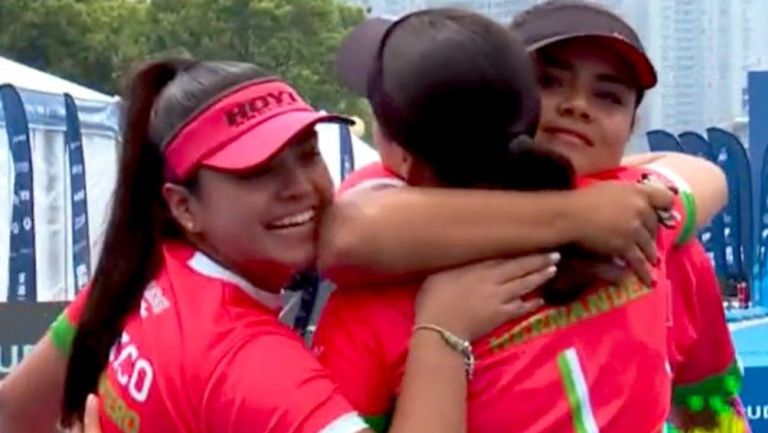 Las mexicanas se abrazan luego de obtener el triunfo