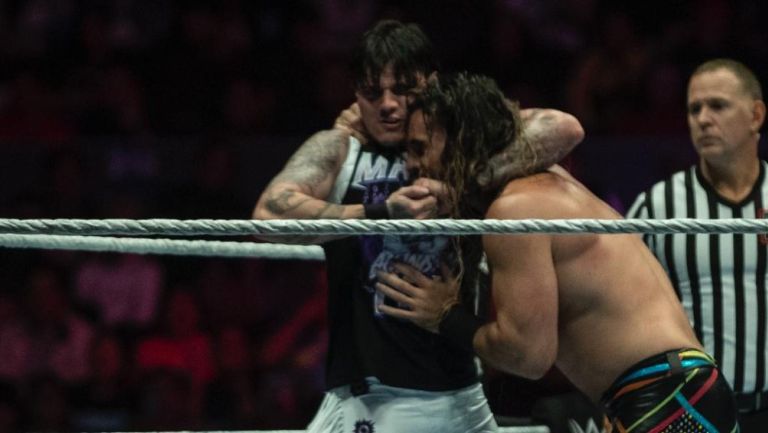 WWE en México: Dominik Mysterio cae ante Seth Rollins en la Arena CDMX