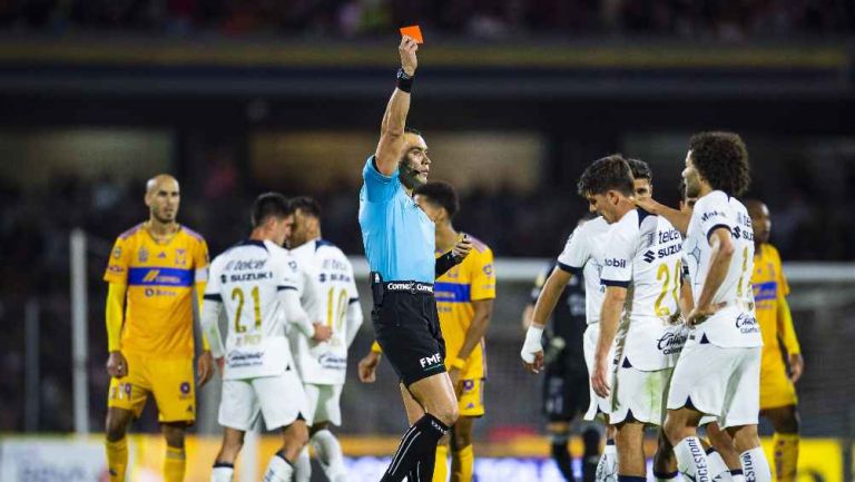 ¿Le costó la derrota a Pumas? Santiago Trigos fue expulsado por una plancha a Carioca
