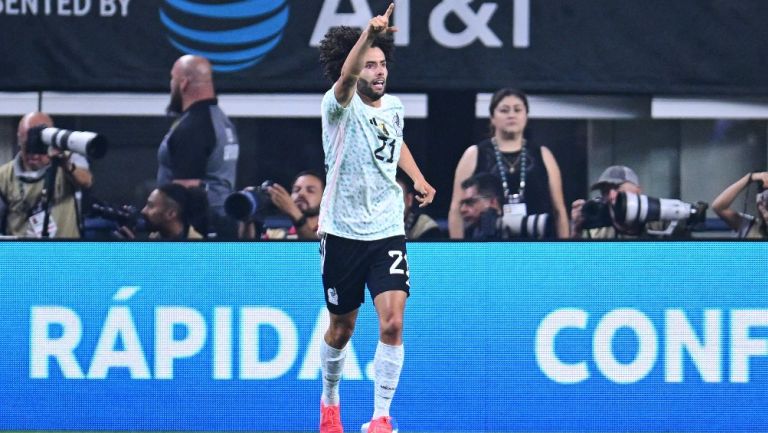 Chino Huerta en celebración de su primer gol con el Tri