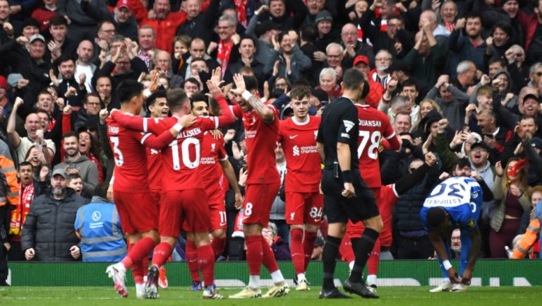 Liverpool remontó ante Brighton y espera resultado entre City y Arsenal para la cima de la Premier