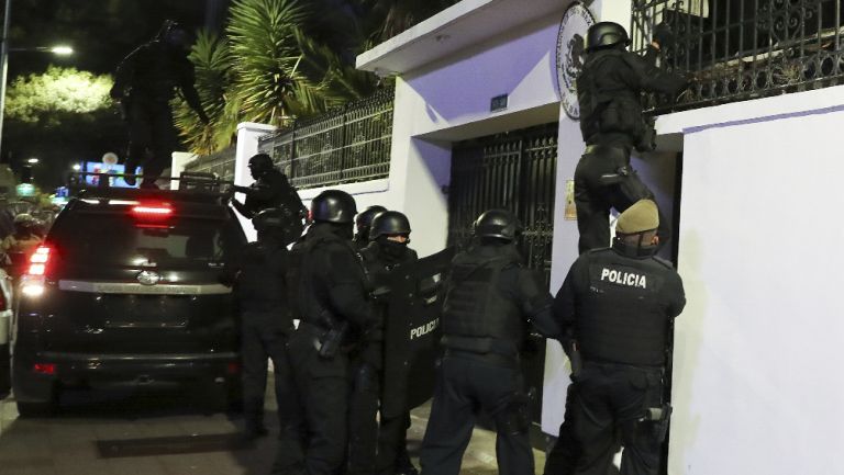 Fuerzas de seguridad ecuatorianas entraron a la Embajada de México en Ecuador sin permiso.
