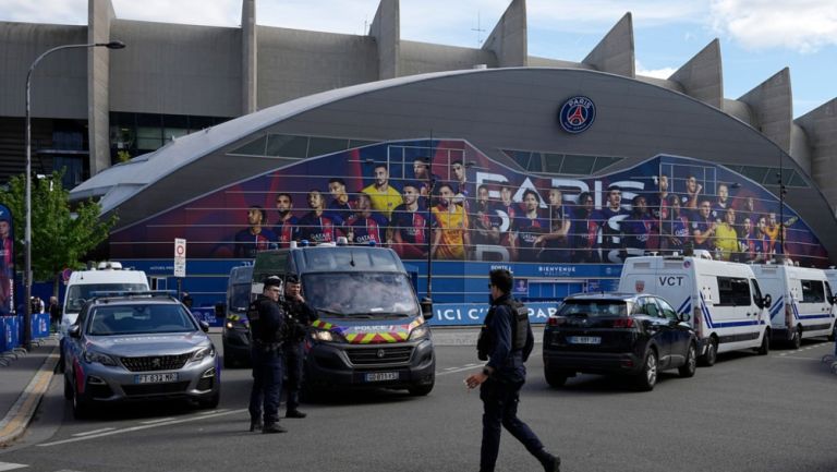 Ultras del PSG lanzan pirotecnia para molestar a jugadores del Barcelona en su hotel