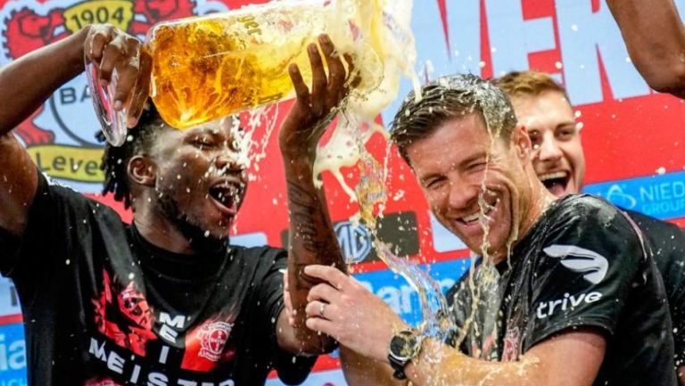 Jugadores de Leverkusen bañaron de cerveza a Xabi Alonso