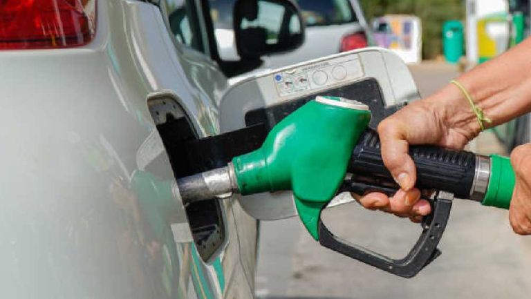 ¿Quieres ahorrar en gasolina? Gobierno revela cuál es la mejor hora del día para ir a la gasolinera 